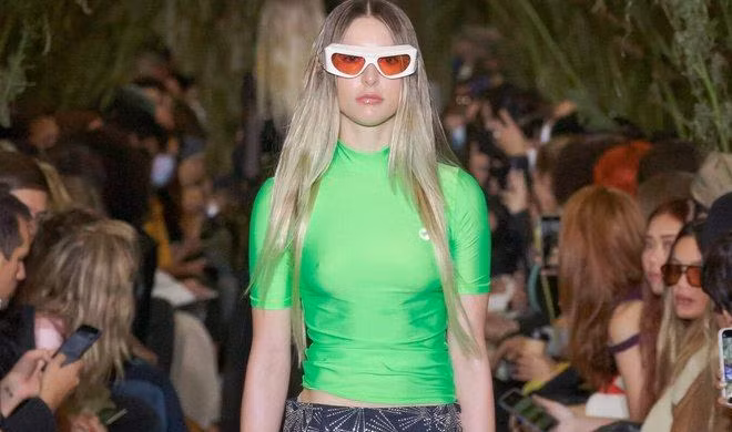 Con gái của cố CEO Apple Steve Jobs lần đầu catwalk
