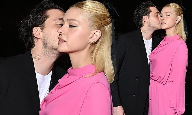 Cậu cả nhà Beckham âu yếm hôn má bạn gái tại sự kiện