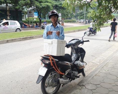 Nhiều sinh viên đi giao hàng kiếm tiền triệu mỗi ngày vào dịp trước Tết. 