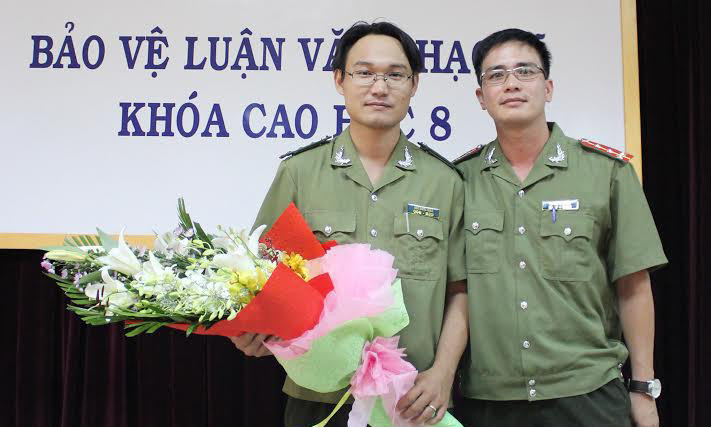 Đại úy Ngô Ngọc Trân (trái).