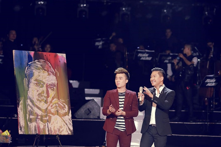 Bức tranh màu nước vẽ chân dung của Tuấn Hưng được anh đấu giá trên sân khấu. Ảnh: Kevin Pham.