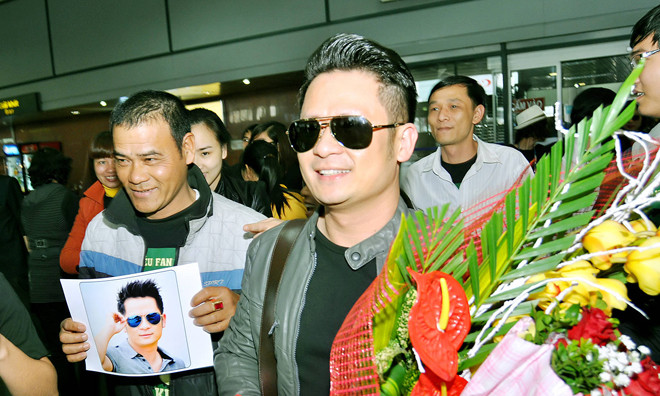 Bằng Kiều xuất hiện bảnh bao ở sân bay Hà Nội