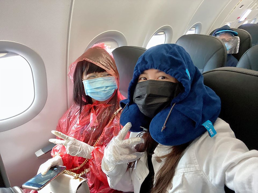 Thuỷ Anh và mẹ trên báy bay về Việt Nam.