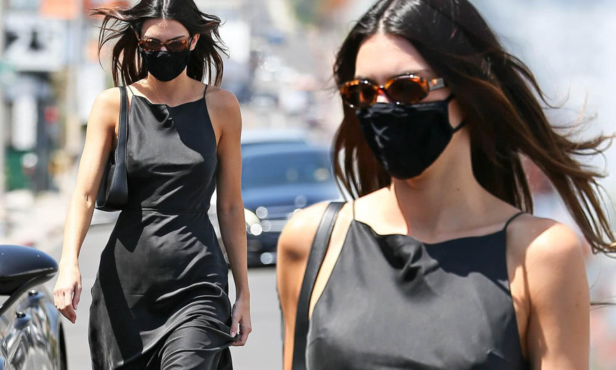 'Siêu mẫu đắt giá nhất thế giới' diện mốt không nội y, váy 2 dây như fashionista trên phố