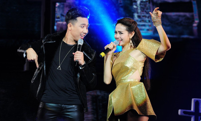 Trấn Thành trong một tiết mục song ca cùng Minh Hằng.