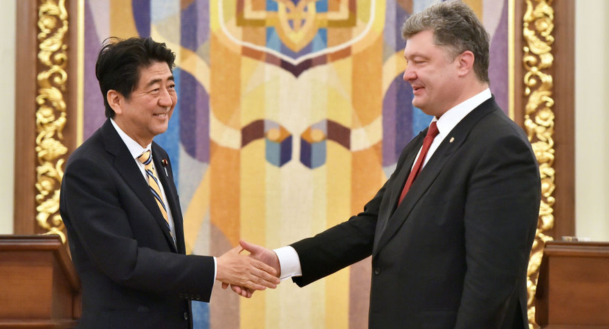 Thủ tướng Nhật Bản Shindzo Abe và Tổng thống Ukraine Petro Poroshenko tại cuộc gặp ở Kiev