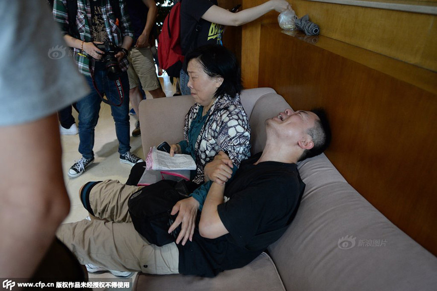 Thân nhân vụ chìm tàu ở Trung Quốc vật vã ngóng tin