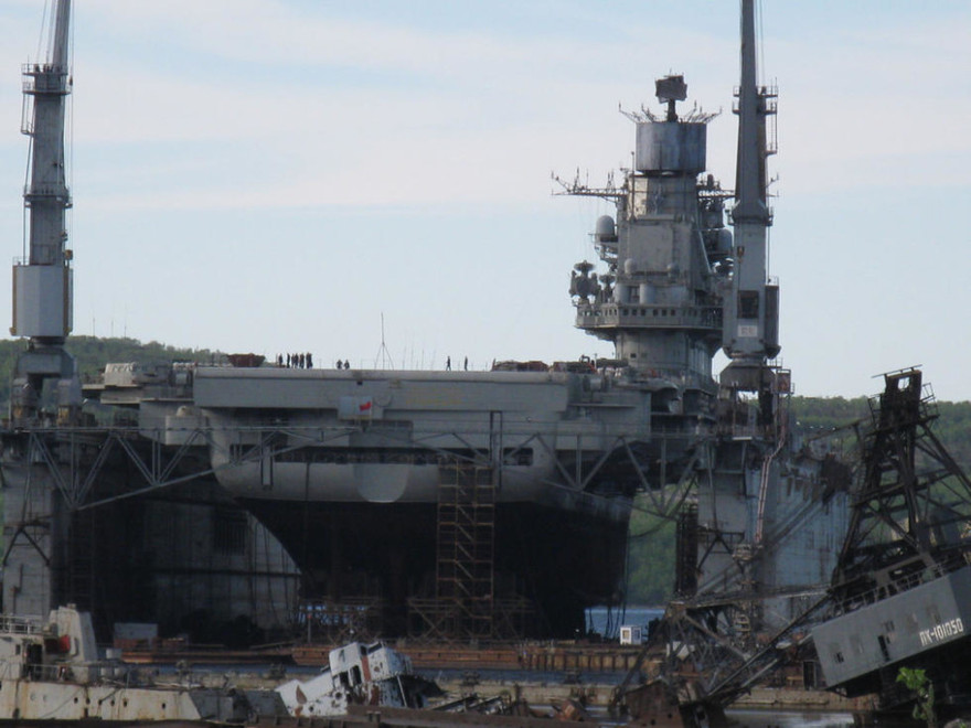 Tận thấy tàu sân bay 'con một' của Nga trong nhà máy