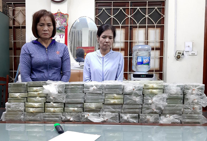 Hai trong số 4 nghi phạm cùng tang vật 80 bánh heroin. Ảnh: H.H.