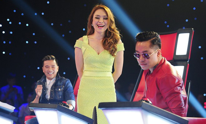 The Voice: Mỹ Tâm bị Tuấn Hưng, Mr. Đàm ‘cưỡng hôn’