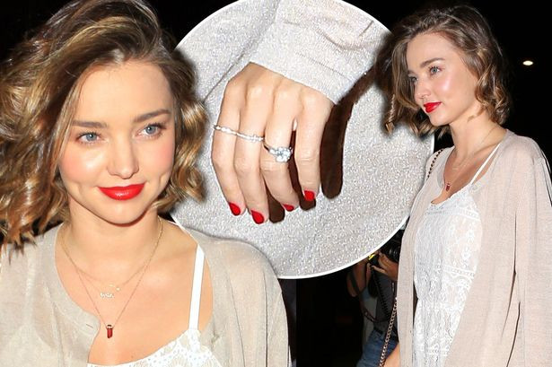 Miranda Kerr xuất hiện cực quyến rũ với nhẫn đính hôn kim cương