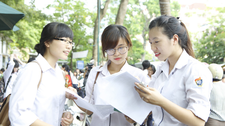 Thí sinh sau giờ thi môn Tiếng Anh sáng 4/6. Ảnh: Như Ý