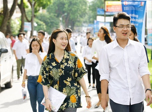 Thí sinh rạng rỡ ra khỏi phòng thi môn Ngoại ngữ chiều 1/7. Ảnh: Như Ý