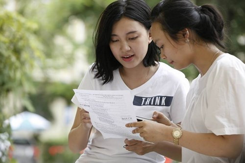 Thí sinh ra khỏi phòng thi môn Văn sáng 2/7. Ảnh: Như Ý