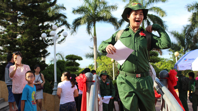 Các chiến sĩ nhí hào hứng ra xe để di chuyển về đơn vị mới. Ảnh: Giang Thanh