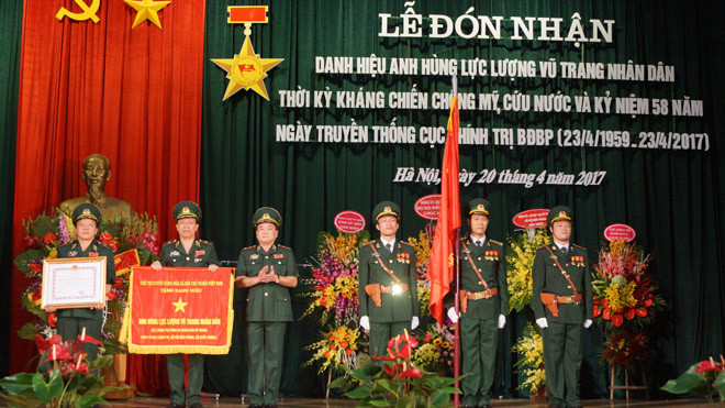  Thừa ủy quyền Chủ tịch nước, Tư lệnh BĐBP - Trung tướng Hoàng Xuân Chiến trao tặng danh hiệu Anh hùng LLVTND cho Cục Chính trị BĐBP, sáng 20/4