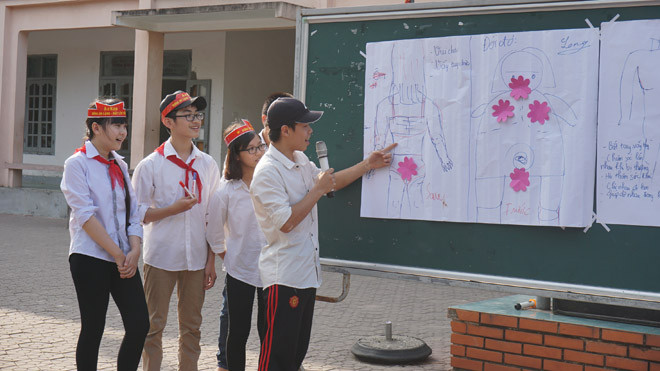 Học sinh thuyết trình về kiến thức xâm hại tình dục và cách phòng tránh hành vi xâm hại tình dục