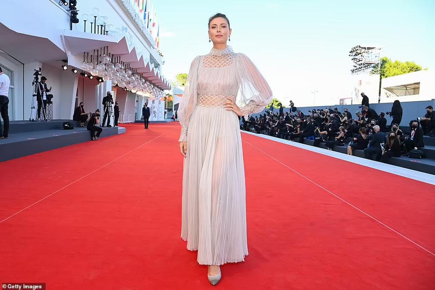 'Công chúa quần vợt' Maria Sharapova quyến rũ trên thảm đỏ LHP Venice