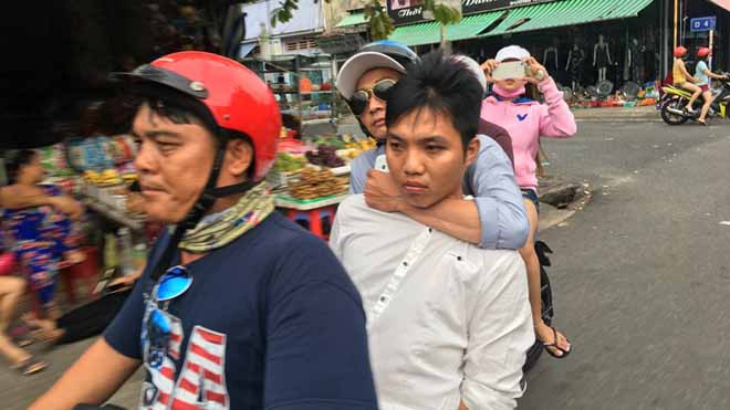 Tên Vũ (áo trắng) bị đội hiệp sĩ Bình Dương đưa về công an phường làm việc