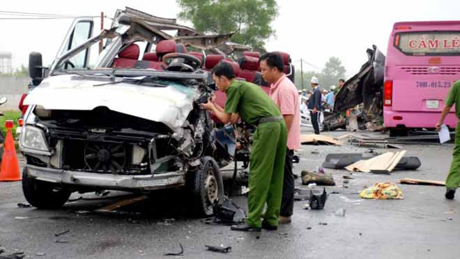 Sau cú đâm kinh hoàng, xe khách loại 16 chỗ vỡ hoàn toàn phần nóc, xe khách loại 35 chỗ nát bét phần đầu.( Ảnh: Tân Châu) 