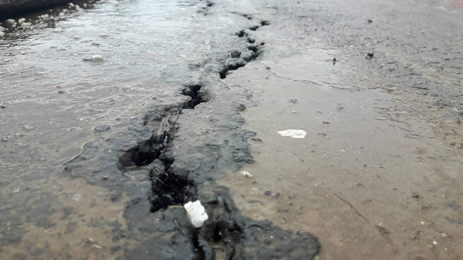 Vết nứt trên mặt cầu vượt được xác định nứt ở phần đường dẫn do trời mưa 