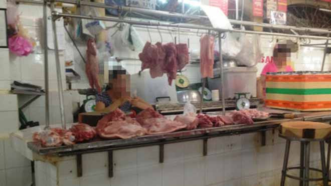 Gần hết ngày nhưng bàn vẫn còn đầy thịt heo, tiểu thương chơi điện thoại “giết” thời gian 