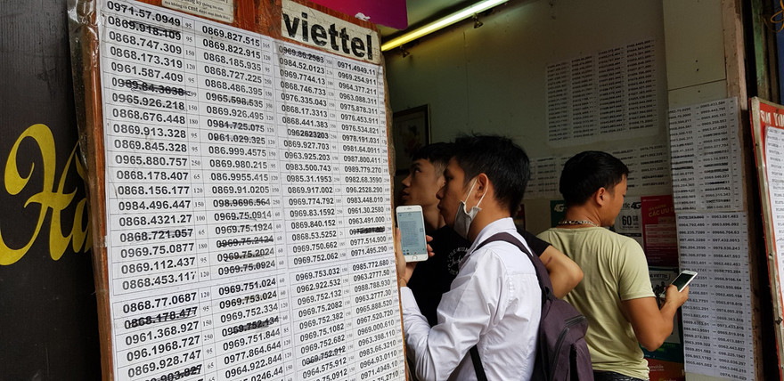 Trong dải số mà đại lý nhập về, chỉ có một vài số có giá trị cao, còn lại được liệt vào nhóm "SIM rác". Ảnh: Ngô Minh.