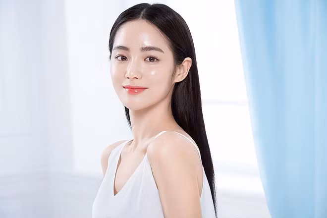 Hong Soo Joo (sinh năm 1994) là hot girl, mẫu ảnh nổi tiếng tại Hàn Quốc. Trên mạng xã hội, cô sở hữu gần 500.000 lượt follow, được dân mạng khen ngợi vì có gương mặt xinh đẹp, làn da trắng mịn. 