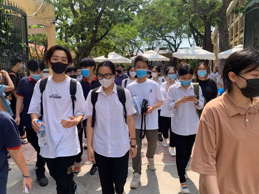 Thí sinh rời điểm thi THCS Giảng Võ. Ảnh: Nguyễn Hà.