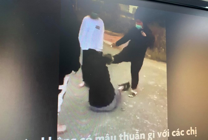 Học sinh bị đánh trên đường (ảnh cắt từ video).