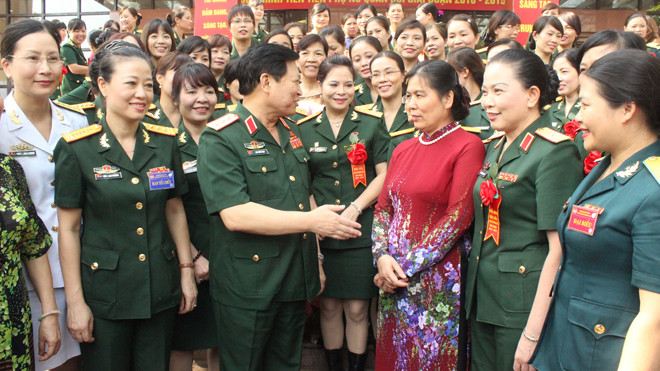 Thượng tướng Ngô Xuân Lịch, Chủ nhiệm Tổng cục Chính trị QĐND Việt Nam và bà Nguyễn Thị Thanh Hòa, Chủ tịch Hội Liên hiệp Phụ nữ Việt Nam trò chuyện với các đại biểu dự hội nghị