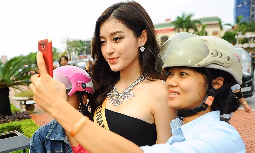 Người hâm mộ Quảng Bình vây kín chào đón dàn thí sinh Miss Grand