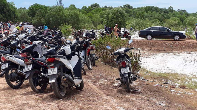 Lực lượng chức năng đang phong tỏa hiện trường, khám nghiệm thi thể, truy tìm nguyên nhân.