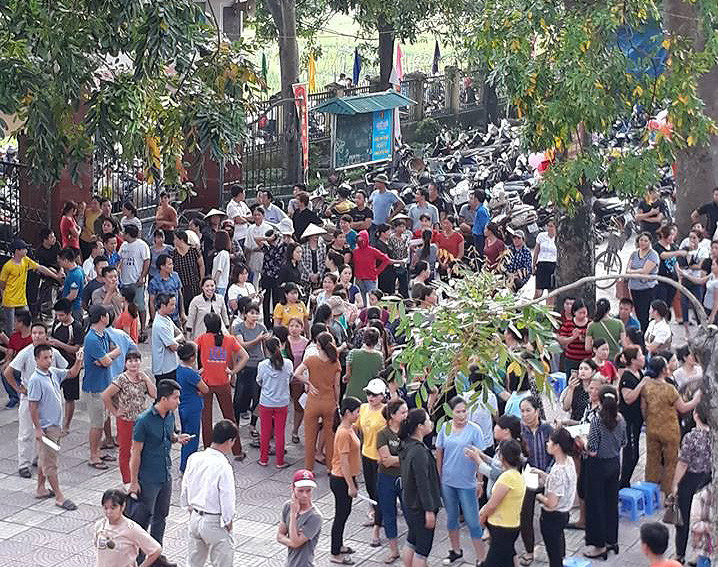 Phụ huynh đứng kín sân trường đòi hiệu trưởng nhà trường có câu trả lời thỏa đáng. Ảnh: Đ.H