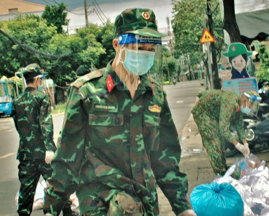 Bộ đội đã về khu phố hỗ trợ người dân