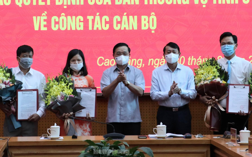 Các lãnh đạo, sở ngành vừa được luân chuyển, bổ nhiệm nhận Quyết định, hoa của lãnh đạo tỉnh Cao Bằng. Ảnh: Q. Anh 