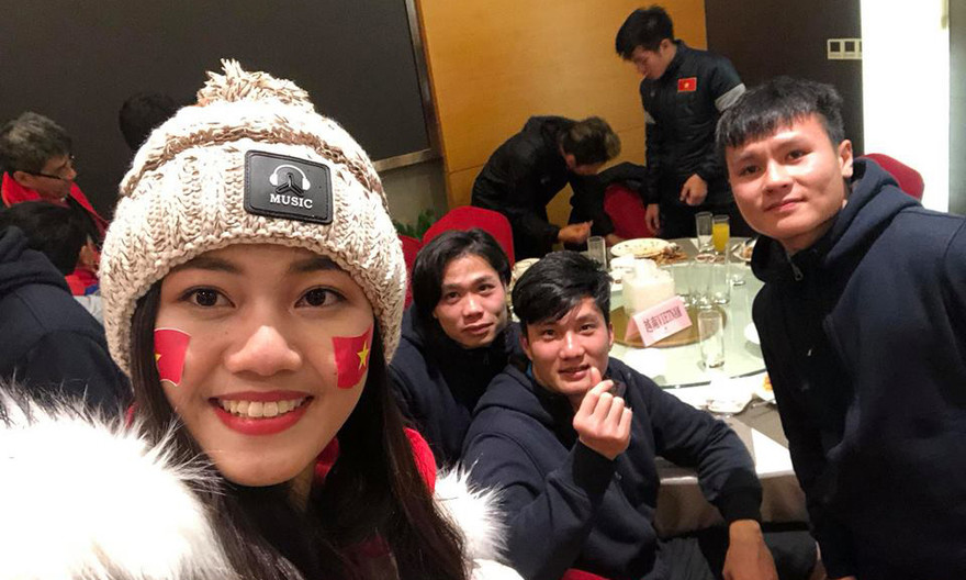 Á hậu Thanh Tú chụp ảnh cùng các cầu thủ U23 sau trận đấu.