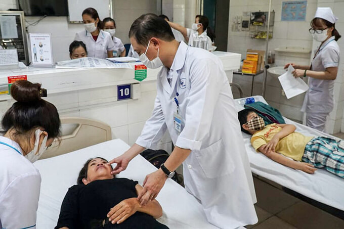 Các bác sĩ thăm khám cho bệnh nhân nghi ngộ độc thực phẩm. Ảnh: Văn Hồ.