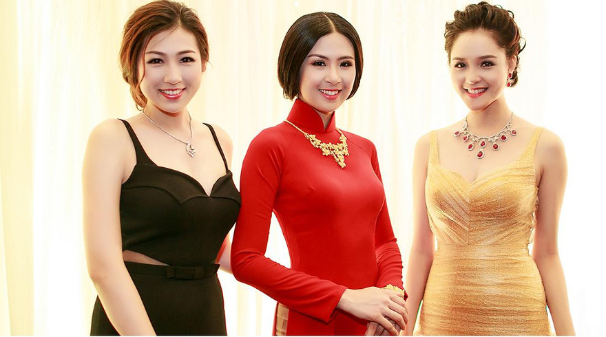 Á hậu Tú Anh, Hoàng Anh 'đọ' đường cong quyến rũ