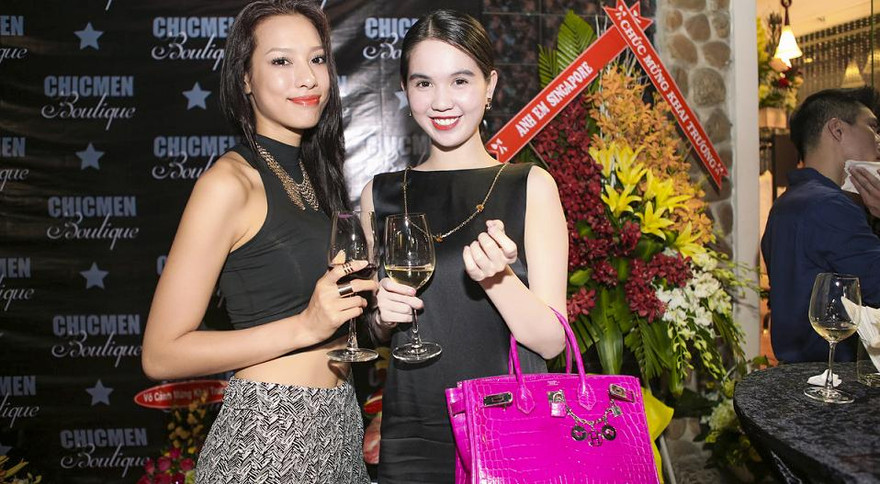 Ngọc trinh xách túi cưng 1,5 tỷ đi sự kiện.