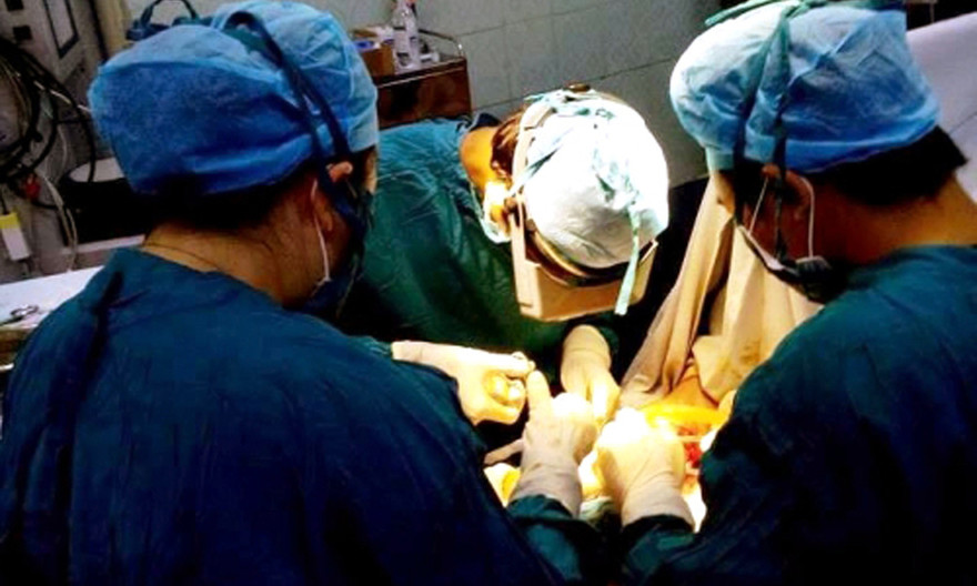 Phẫu thuật cho bệnh nhân (ảnh do bệnh viện cung cấp)