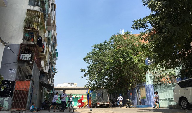 Chung cư 518 Võ Văn Kiệt (trái) nghiêng 45 cm, có nguy cơ đổ sập bất cứ lúc nào.