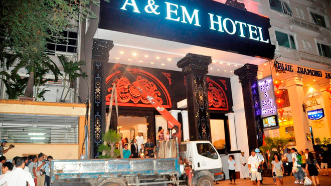 Tháo dỡ hàng loạt biển hiệu khách sạn, massage lấn chiếm vỉa hè