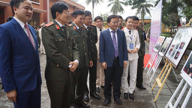 Bí thư T.Ư Đoàn Nguyễn Anh Tuấn; Trung tướng, GS-TS Nguyễn Văn Ngọc, Giám đốc Học viện ANND cùng các đại biểu tham quan khu trưng bày bảng ảnh của đại hội