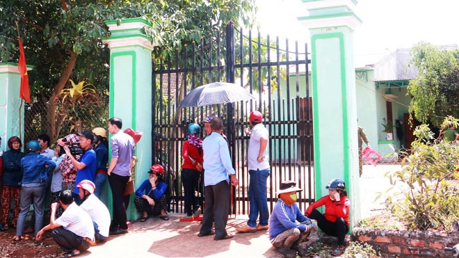  Người dân đến xem hiện trường vụ án