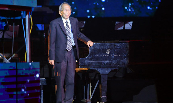 Nhạc sĩ Nguyễn Ánh 9 trên sân khấu trong liveshow cuối cùng.