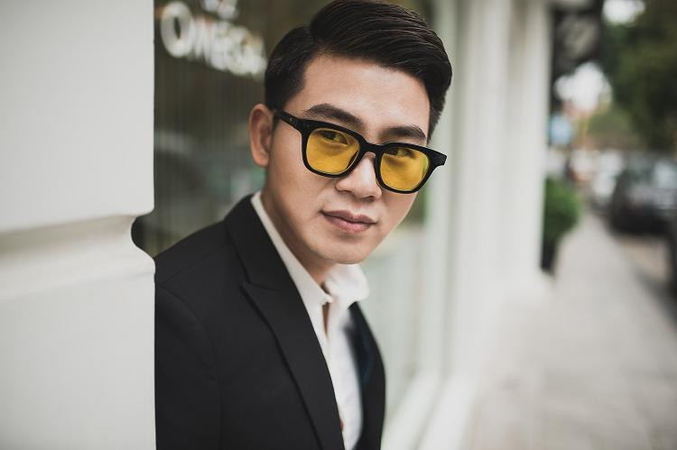 Nam ca sĩ Việt Tú.