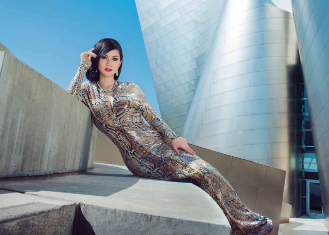  Tristine Trâm Bùi đẹp mê hoặc với váy họa tiết da rắn