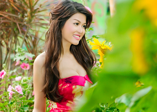 'Bà mẹ đơn thân' Oanh Yến ngực đầy gợi cảm