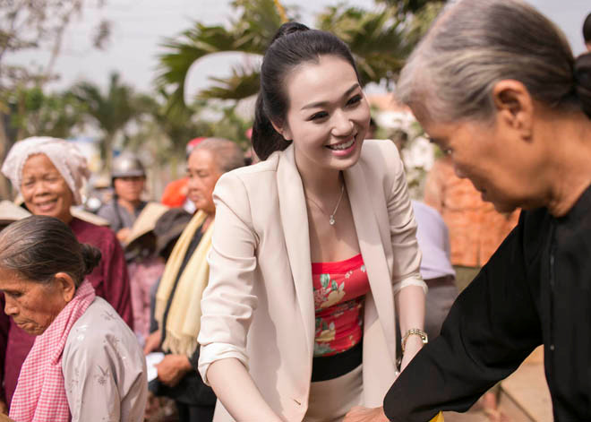 Khánh My trao quà Tết cho người nghèo